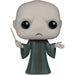 Vue rapprochée de la figurine POP Harry Potter représentant Lord Voldemort avec ses yeux rouges distinctifs