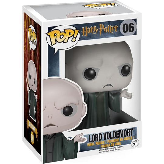 Photo de la figurine POP Lord Voldemort montrant les détails soignés de la robe et la posture menaçante