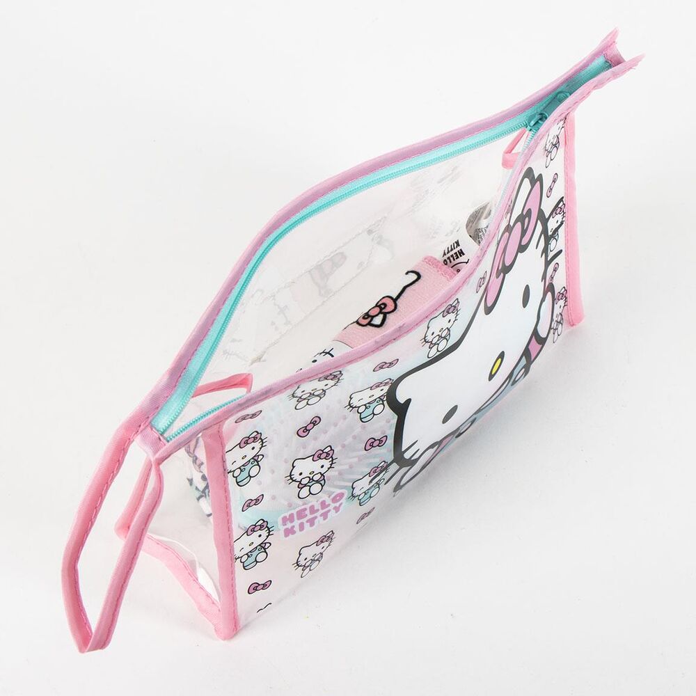 Gros plan sur le motif Hello Kitty de la trousse de toilette CERDÁ, mettant en évidence les détails et les couleurs vives.
