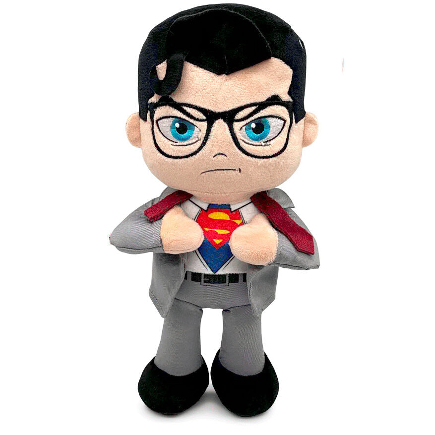 Peluche officielle Superman Clark Kent DC Comics de 32cm, fabriquée par PLAY BY PLAY, vue de face avec détails du costume et visage.