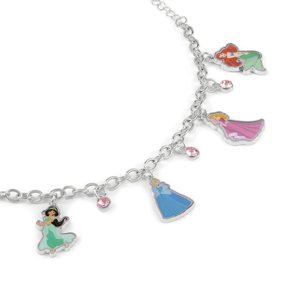 Gros plan sur les détails délicats des charms représentant les princesses Disney Ariel, Blanche-Neige, Aurore et Jasmine sur le bracelet en argent PEERS HARDY.