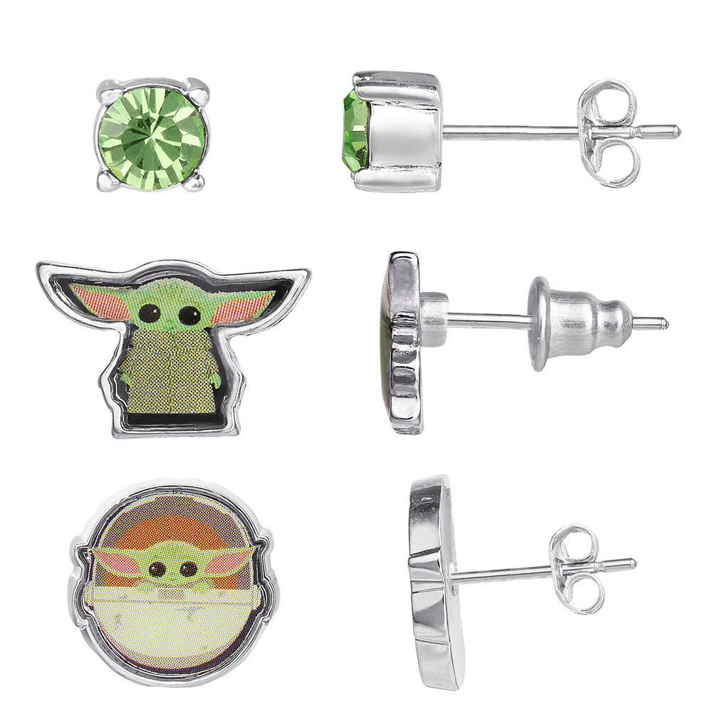 Vue rapprochée de la troisième paire de boucles d'oreilles Baby Yoda avec finition soignée et couleurs vives