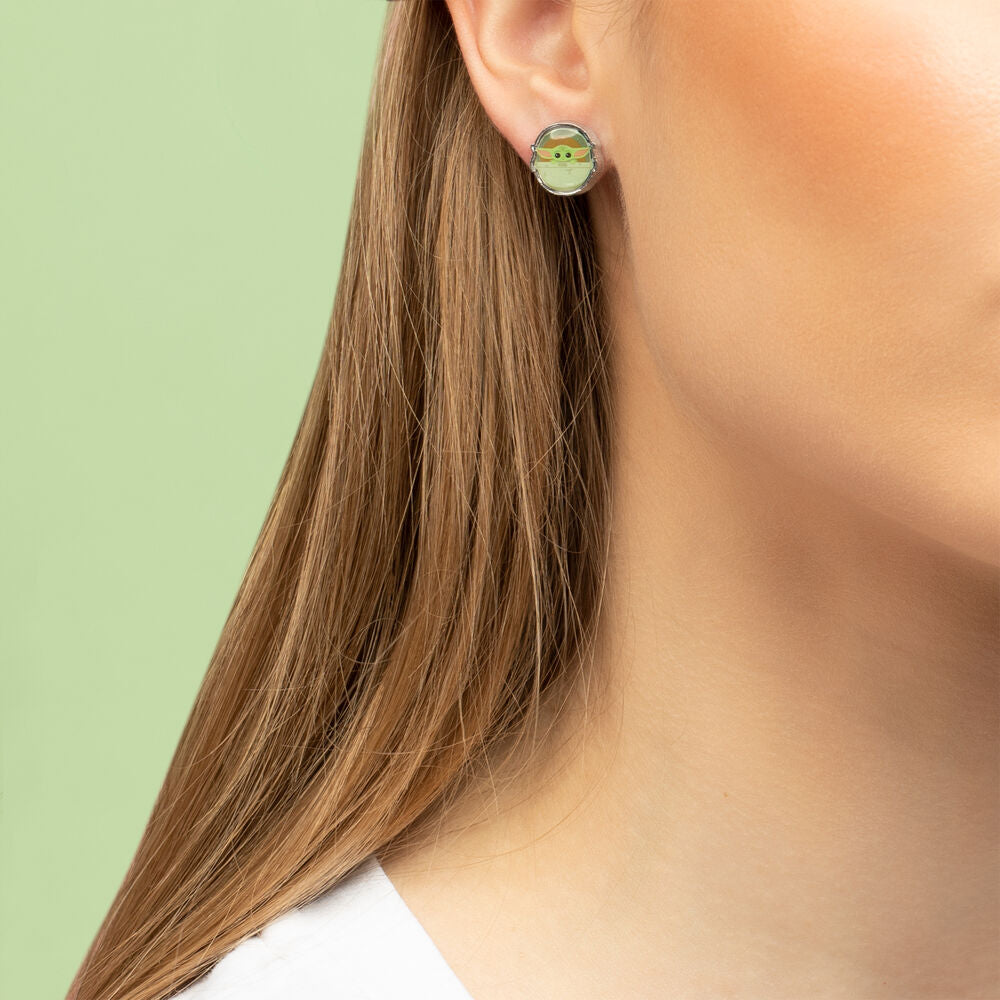 Image montrant les boucles d'oreilles Baby Yoda portées, illustrant leur taille et style élégant