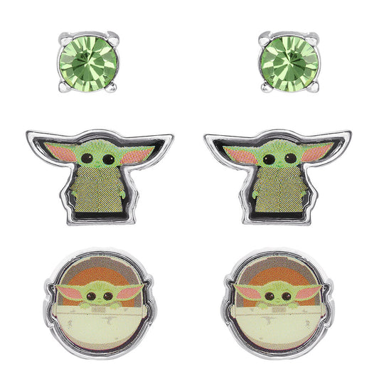 Photo de la première paire de boucles d'oreilles Baby Yoda avec détail du visage de Grogu en métal argenté