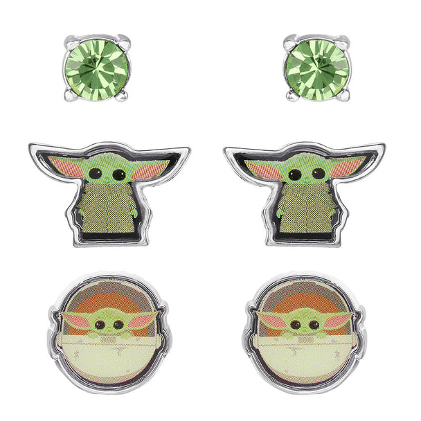Photo de la première paire de boucles d'oreilles Baby Yoda avec détail du visage de Grogu en métal argenté