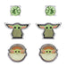 Photo de la première paire de boucles d'oreilles Baby Yoda avec détail du visage de Grogu en métal argenté