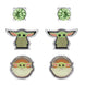 Photo de la première paire de boucles d'oreilles Baby Yoda avec détail du visage de Grogu en métal argenté