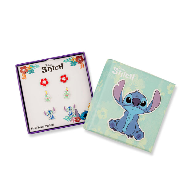 Gros plan sur la paire de boucles d'oreilles représentant Stitch en argent avec détails précis