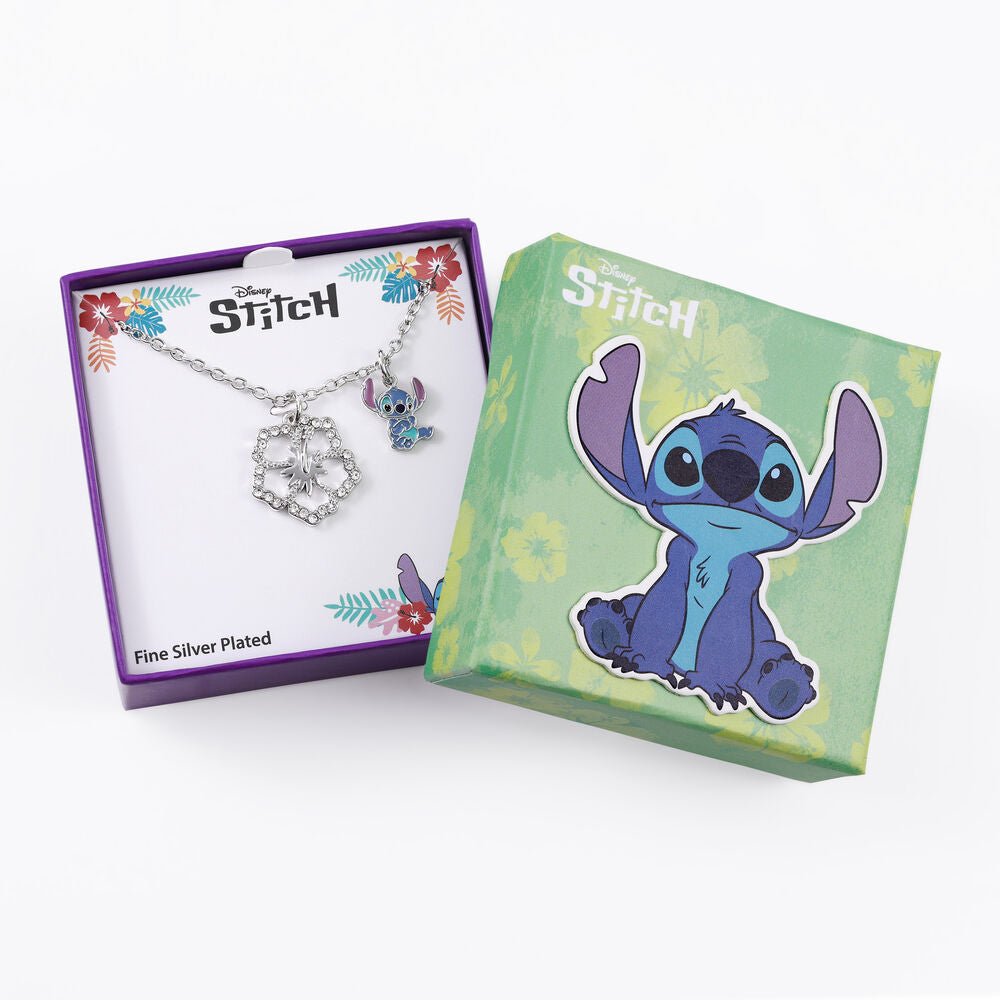 Gros plan du pendentif Stitch en argent plaqué avec une fleur délicate sur la chaîne