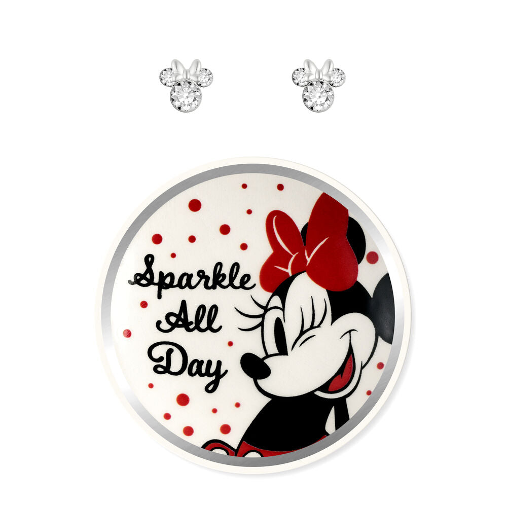 Vue rapprochée des boucles d'oreilles Minnie en argent sterling plaqué avec détails précis
