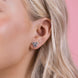 Photo des boucles d'oreilles Minnie portées, mettant en valeur leur style délicat