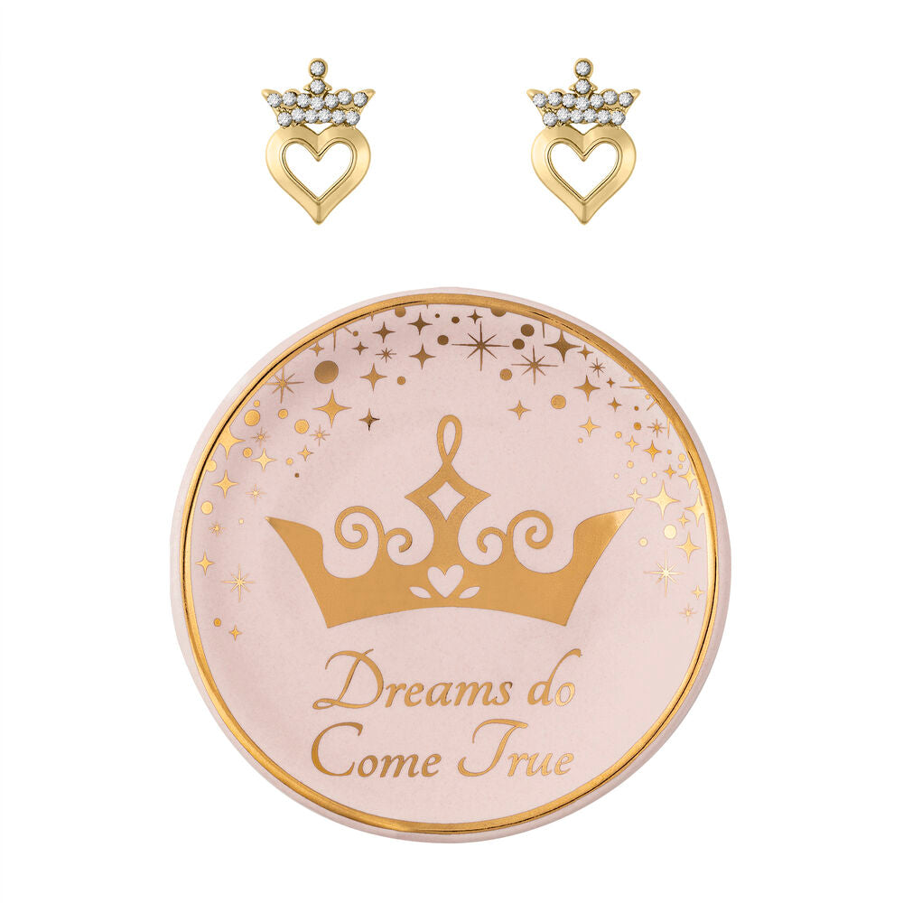 Vue rapprochée des boucles d'oreilles cœur plaqué or sur fond blanc mettant en valeur leur éclat et finesse