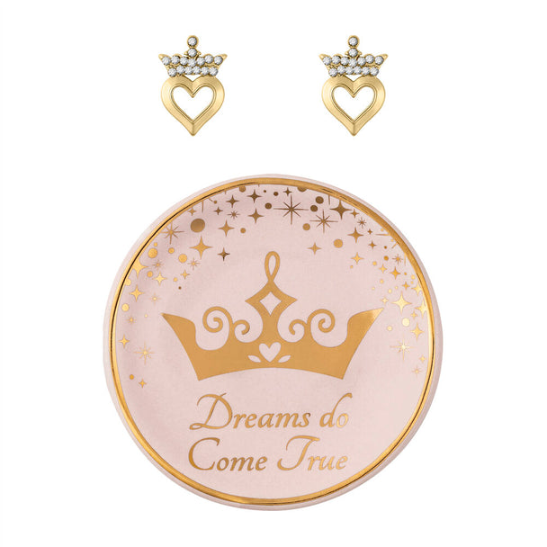Vue rapprochée des boucles d'oreilles cœur plaqué or sur fond blanc mettant en valeur leur éclat et finesse