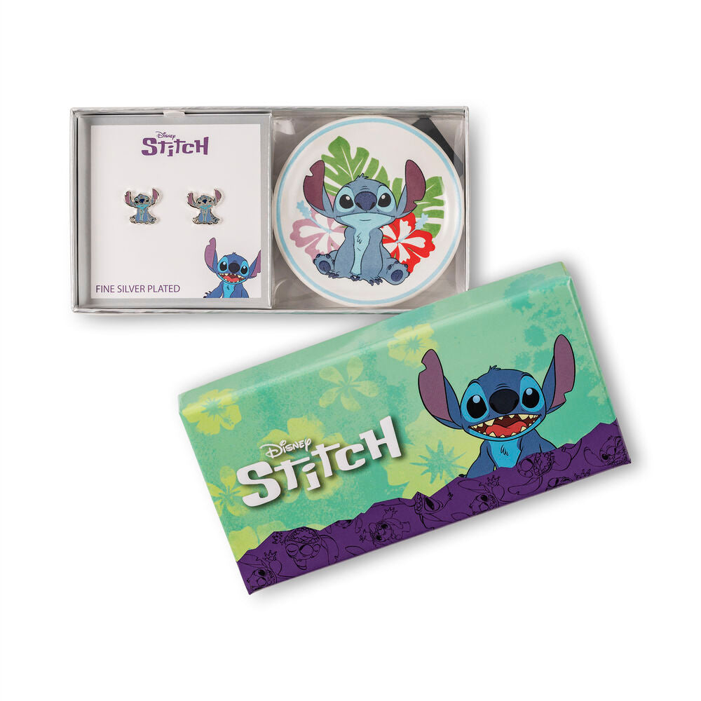 Ensemble complet avec les boucles d'oreilles Stitch posées sur le plateau Mickey et Minnie en arrière-plan