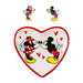 Boucles d'oreilles argentées Mickey & Minnie posées sur un fond blanc, mettant en valeur leur design élégant