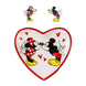 Boucles d'oreilles argentées Mickey & Minnie posées sur un fond blanc, mettant en valeur leur design élégant