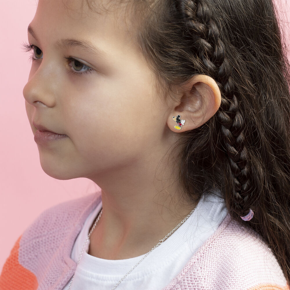 Image lifestyle montrant une personne portant les boucles d'oreilles Mickey & Minnie au quotidien