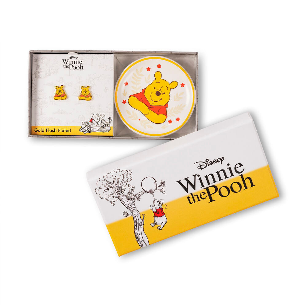 Vue rapprochée des boucles d'oreilles plaqué or avec détails précis du visage de Winnie l'Ourson
