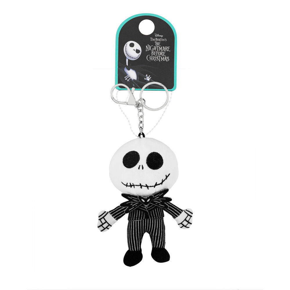 Zoom sur l'anneau métallique solide attaché à la peluche Jack Skellington pour clés