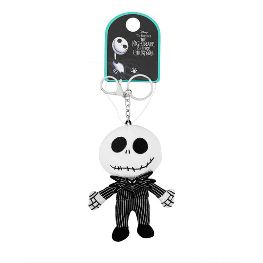 Zoom sur l'anneau métallique solide attaché à la peluche Jack Skellington pour clés