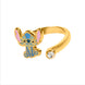 Détail de la bague PEERS HARDY avec la figurine de Stitch et finition plaquée or brillante