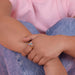 Vue latérale de la bague ajustable Disney Stitch montrant la spirale dorée et la pierre claire