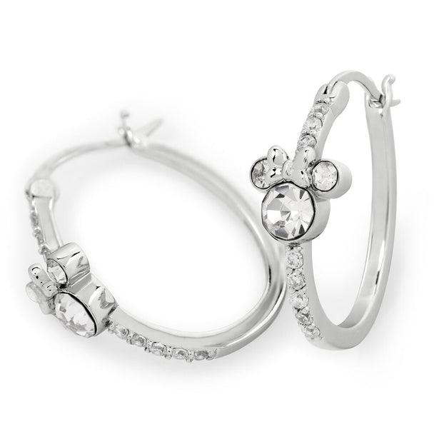 Gros plan sur la tête de Minnie Mouse au centre des boucles d'oreilles en argent sterling