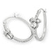 Gros plan sur la tête de Minnie Mouse au centre des boucles d'oreilles en argent sterling