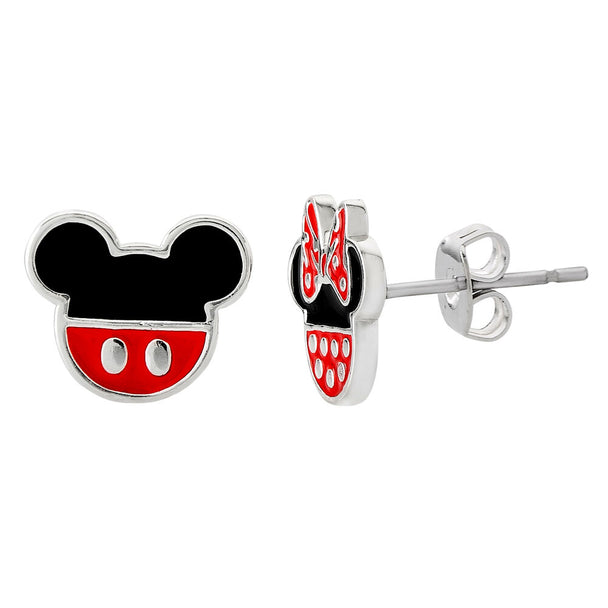 Détail des boucles d'oreilles Disney montrant la tête de Mickey avec short rouge émaillé
