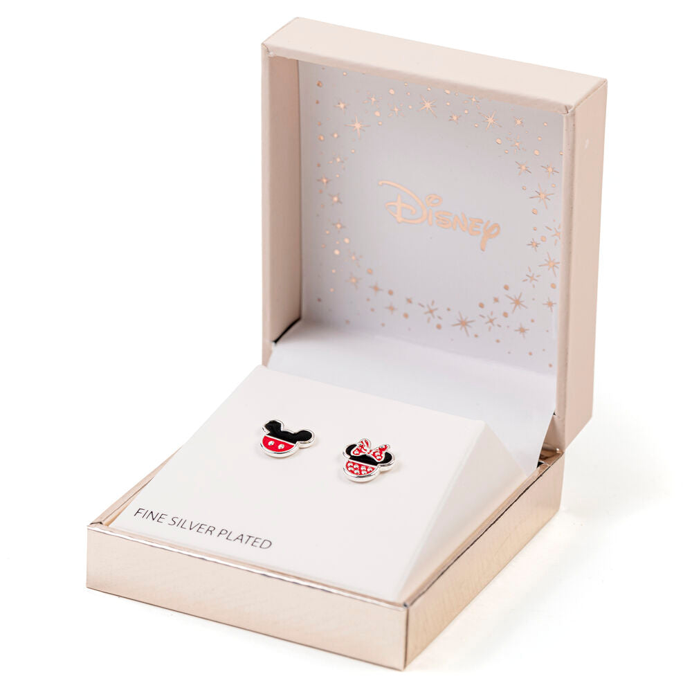 Vue rapprochée des boucles d'oreilles Disney Minnie et Mickey sur fond blanc neutre
