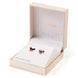 Vue rapprochée des boucles d'oreilles Disney Minnie et Mickey sur fond blanc neutre