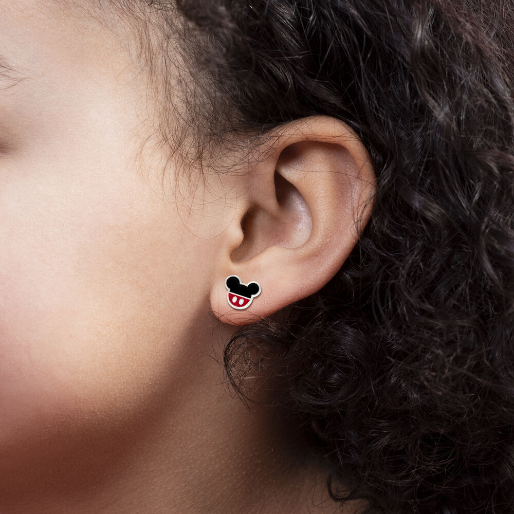 Image des boucles d'oreilles Disney Minnie et Mickey portées, mettant en valeur leur design coloré