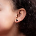 Image des boucles d'oreilles Disney Minnie et Mickey portées, mettant en valeur leur design coloré