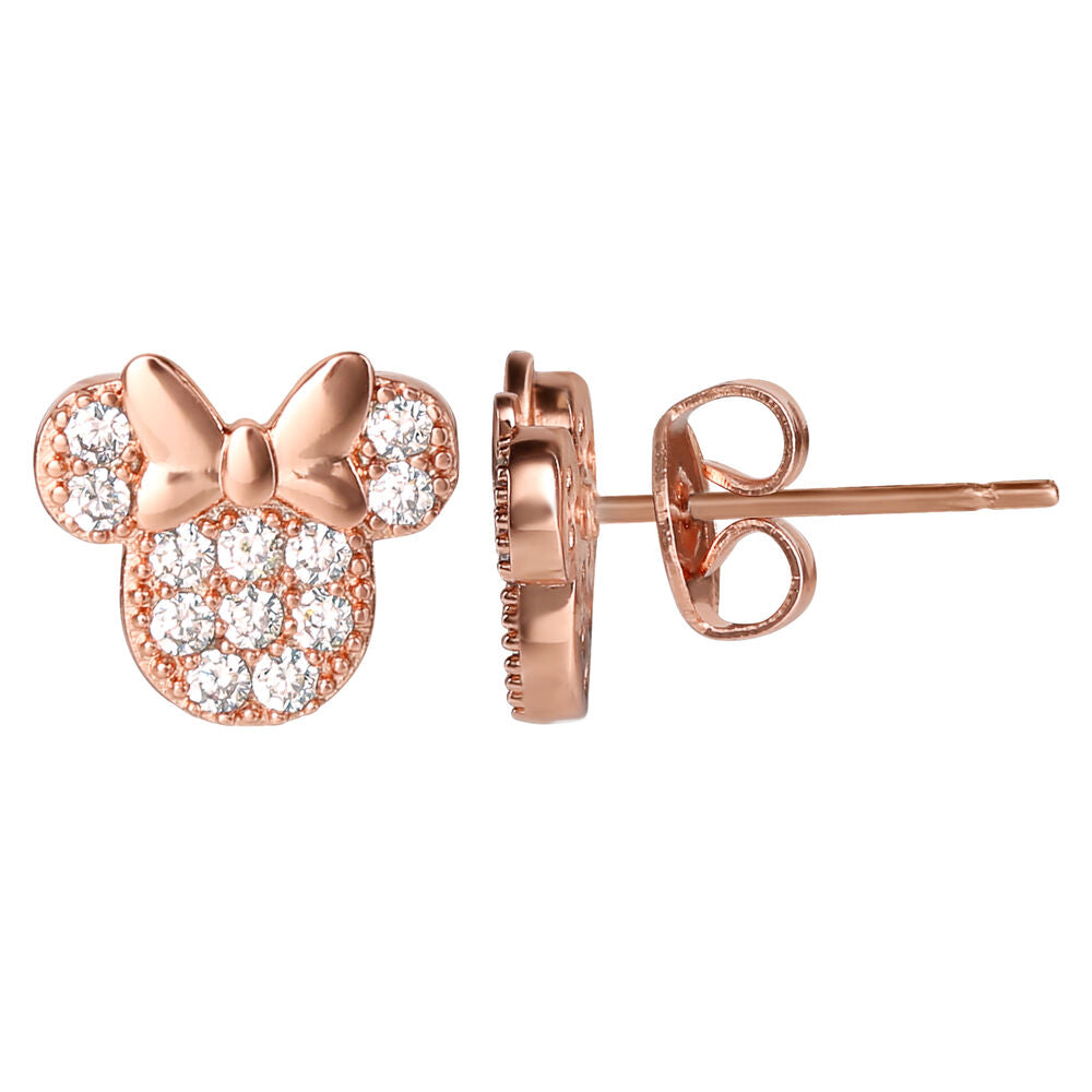 Gros plan sur la finition brillante des boucles d'oreilles Minnie Mouse en or rose