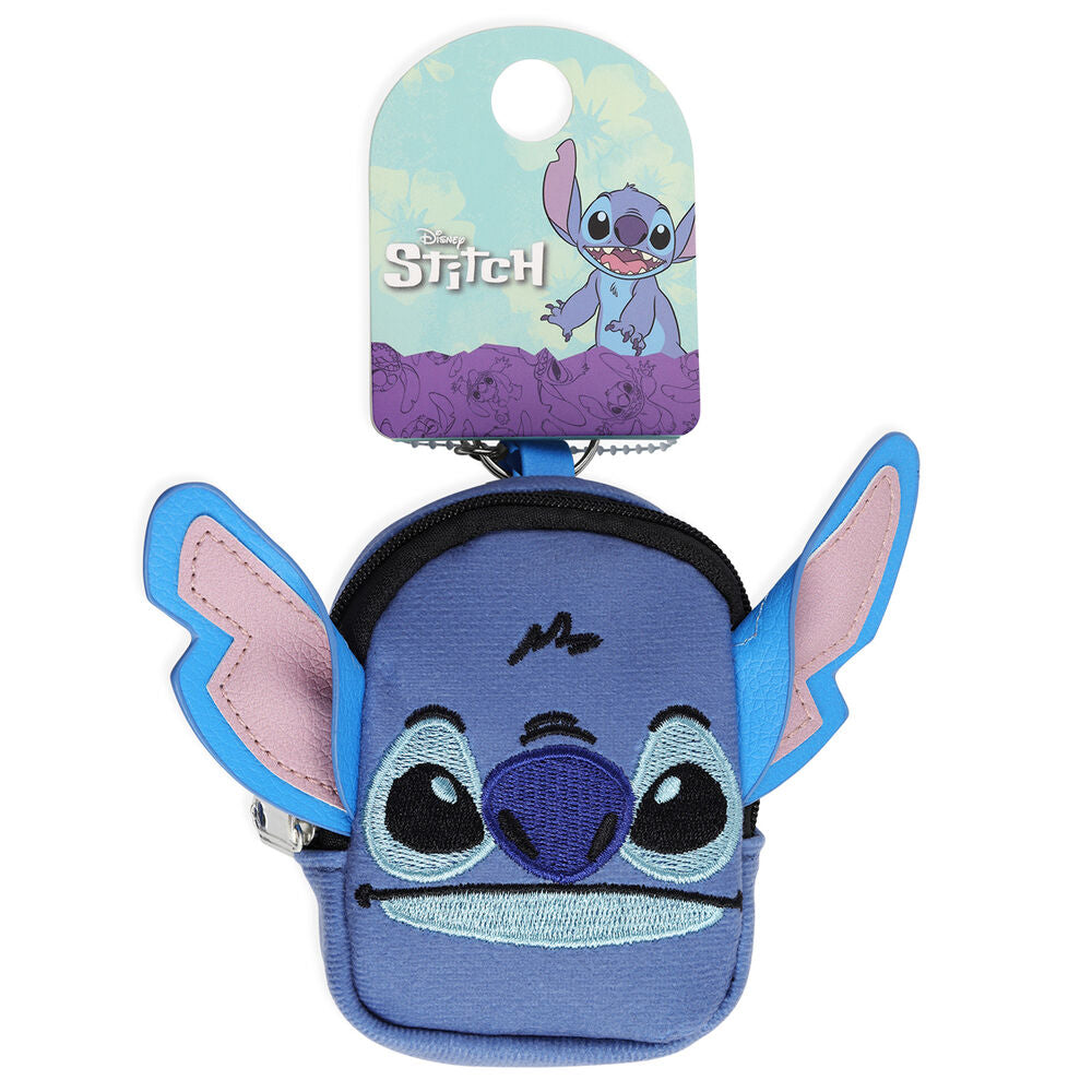 Porte-clés Stitch accroché à un trousseau de clés sur fond blanc neutre