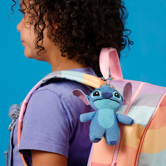 Image du porte-clés Stitch suspendu à un sac à dos, illustrant son usage pratique et stylé