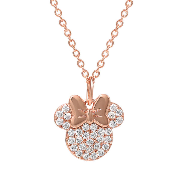 Collier en or rose avec pendentif tête de Minnie et ruban rose, vue rapprochée sur un fond blanc