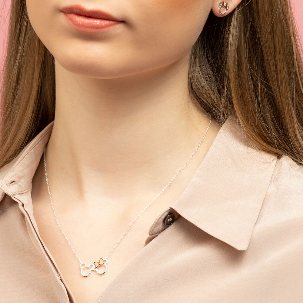 Présentation du collier Disney avec détails du nœud rose doré de Minnie et finition argentée brillante