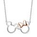 Vue rapprochée du collier Disney Mickey & Minnie en argent plaqué avec le nœud rose de Minnie
