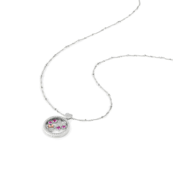 Gros plan sur le pendentif du collier Mickey et Minnie avec pierres roses et argentées
