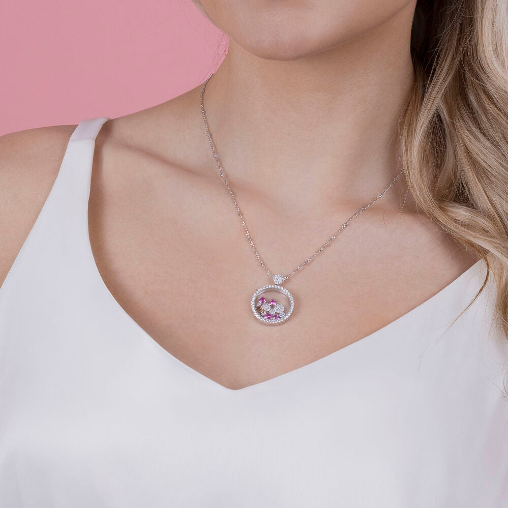 Collier Mickey & Minnie posé sur fond clair mettant en valeur son design élégant