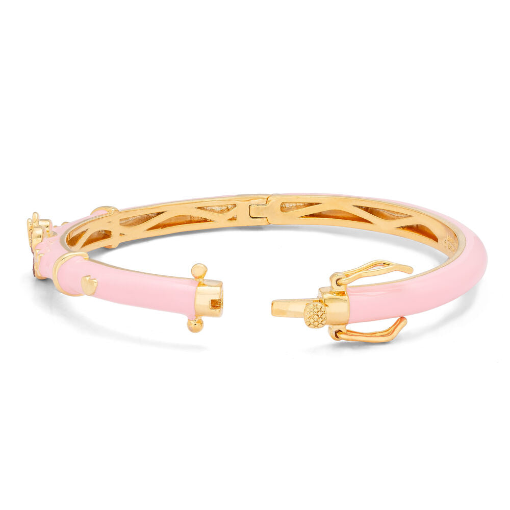Vue rapprochée du design cœur et tête Minnie Mouse sur le bracelet doré