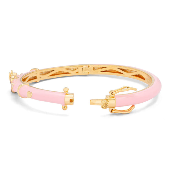 Vue rapprochée du design cœur et tête Minnie Mouse sur le bracelet doré