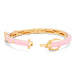 Vue rapprochée du design cœur et tête Minnie Mouse sur le bracelet doré