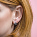 Présentation des boucles d'oreilles Nightmare Before Christmas portées sur une oreille