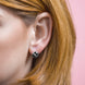 Présentation des boucles d'oreilles Nightmare Before Christmas portées sur une oreille