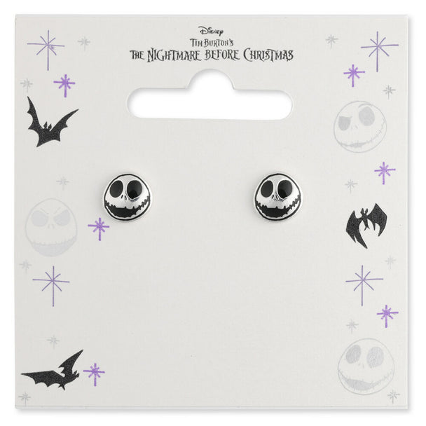 Zoom sur le détail des boucles d'oreilles Jack Skellington Disney avec finition argentée brillante