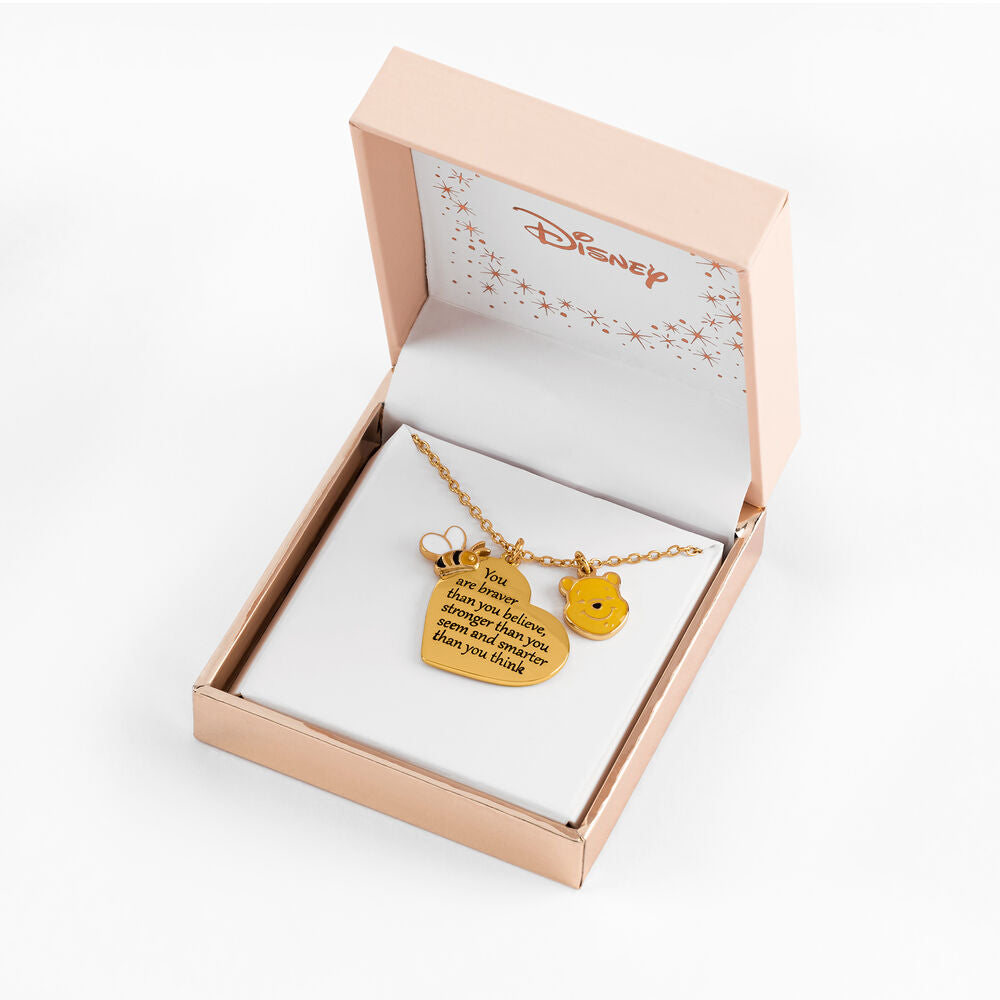 Vue d'ensemble du collier Disney avec pendentif cœur et charm Winnie l'Ourson
