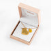 Vue d'ensemble du collier Disney avec pendentif cœur et charm Winnie l'Ourson