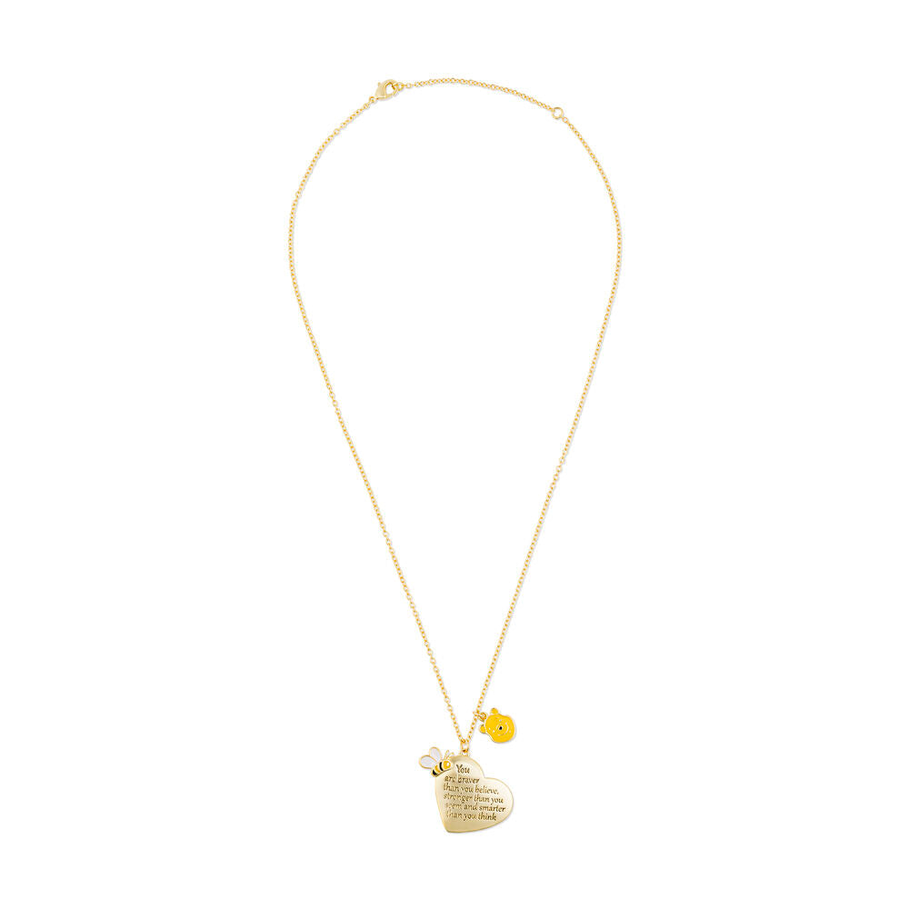 Gros plan sur la breloque Winnie l'Ourson en or jaune attachée au collier PEERS HARDY